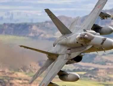 Βίντεο: Η «ανατομία» ενός βομβαρδισμού με F-18